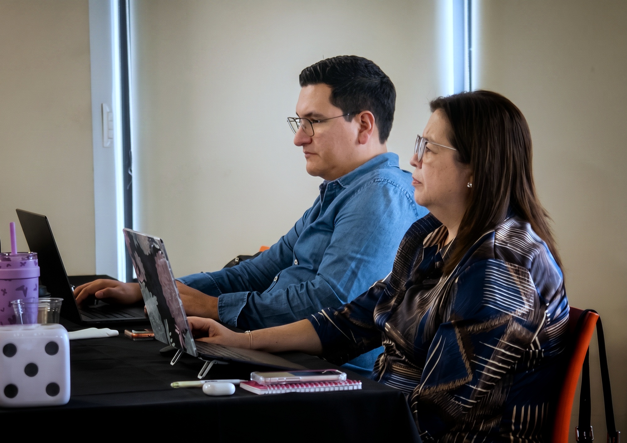 Participantes durante una capacitación de Promptología