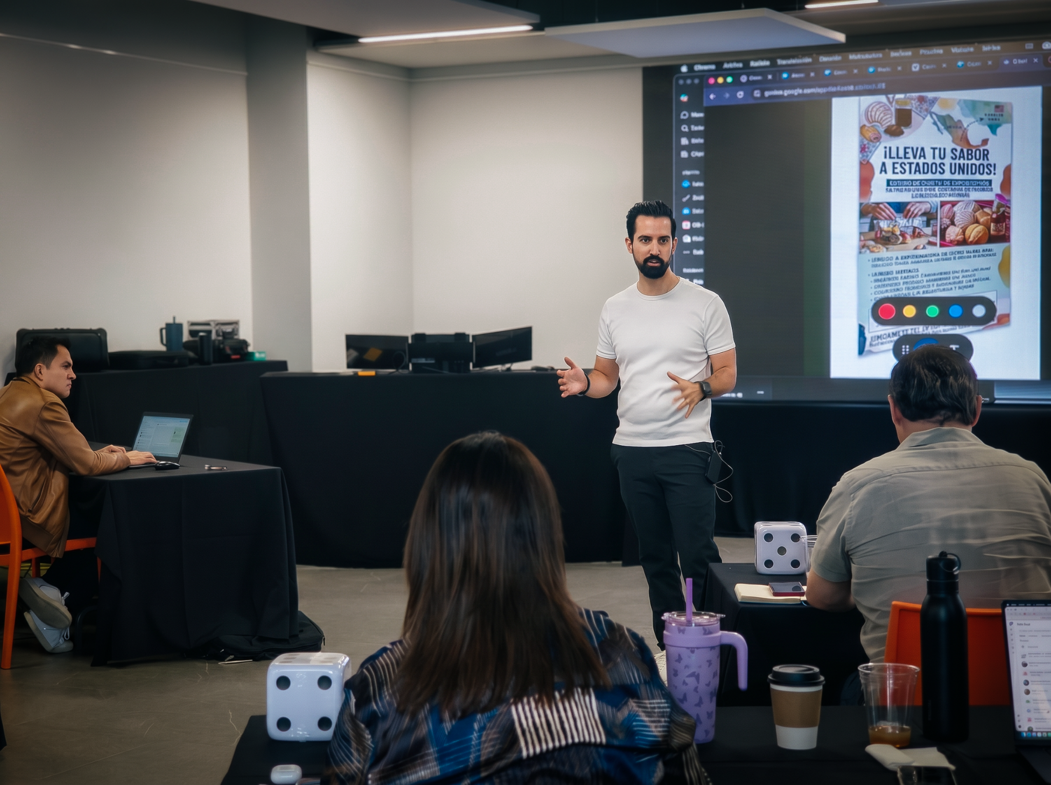Chava Rax explicando un ejercicio de Inteligencia Artificial