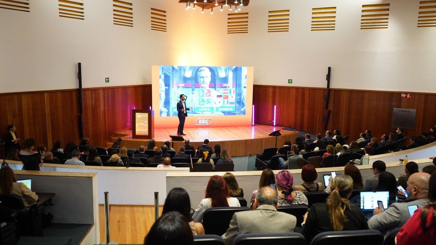 Chava Rax impartiendo una conferencia ante un auditorio