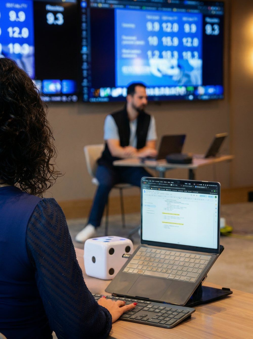 Participante tomando notas en su laptop durante una sesión en vivo de Promptología