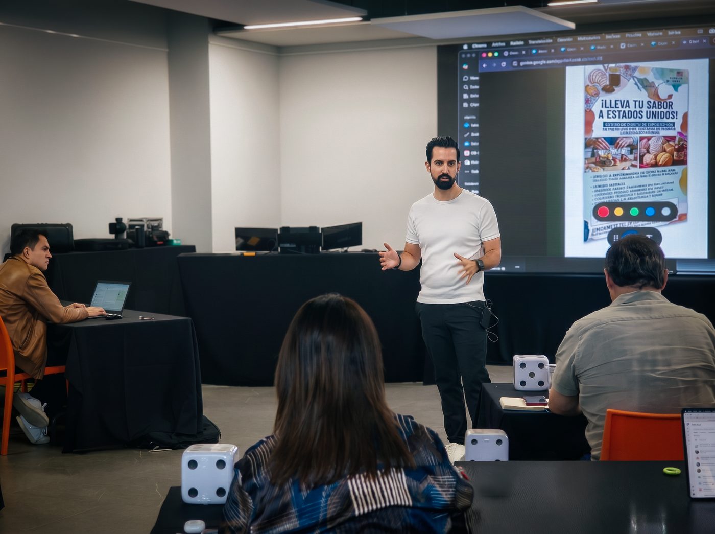 Instructor mostrando la creación en vivo de un anuncio real durante una sesión de Promptología