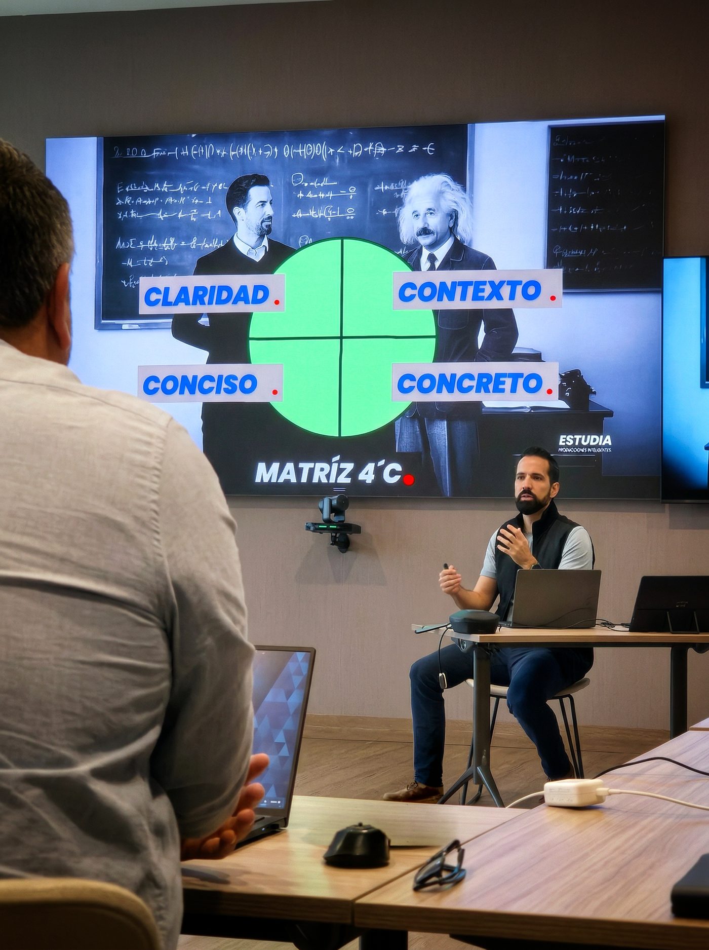 Chava Rax explicando la Matriz 4C durante una sesión de Promptología